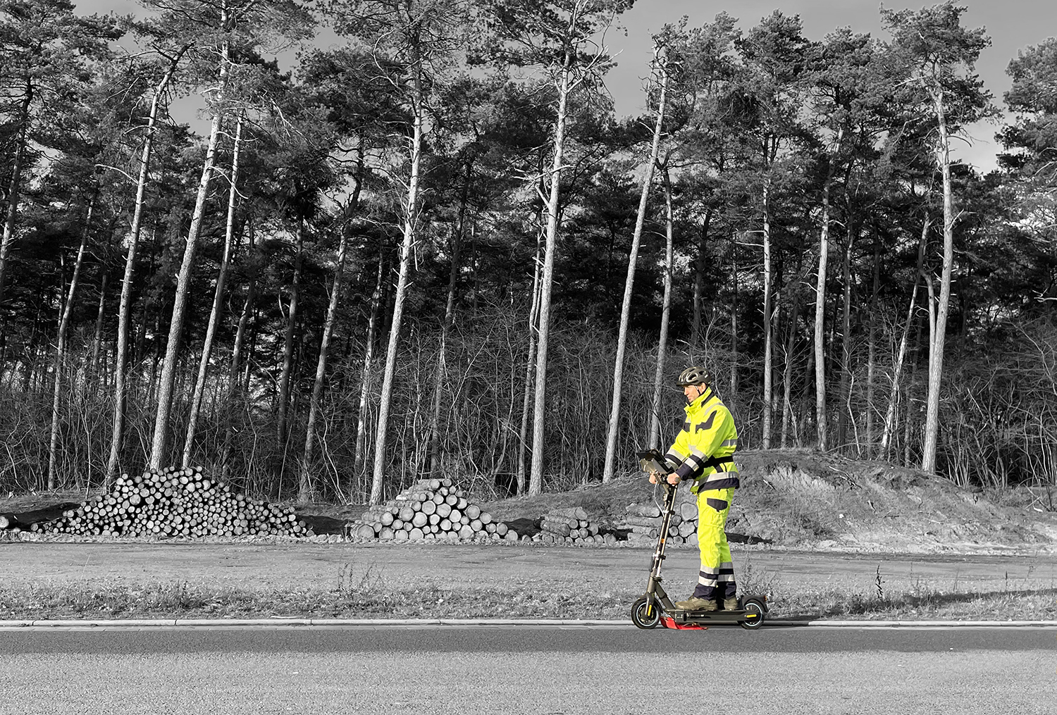 Examinador manejando un patinete eléctrico para la inspección de tuberías de gas