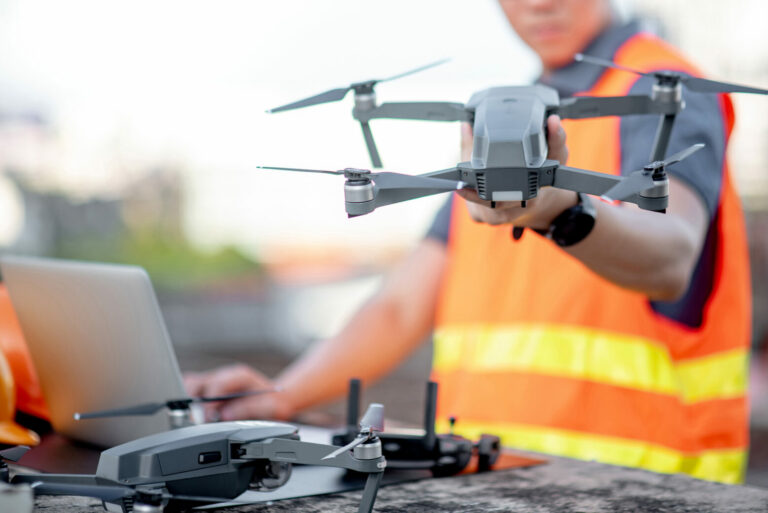 Técnico especialista en el manejo de dron para inspecciones desde el aire
