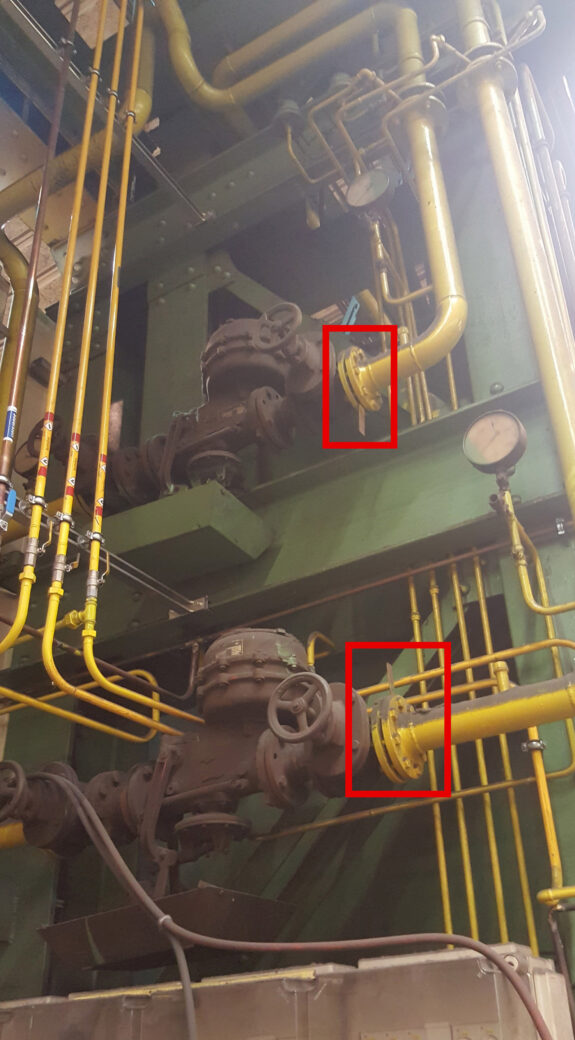 Inspección de las juntas de las tuberías de una planta de gas