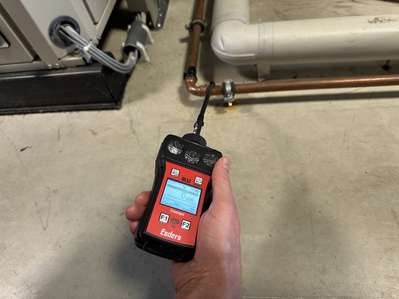 Detección de fugas en circuitos de calefacción con gas trazador Detección de fugas en circuitos de calefacción con gas trazador