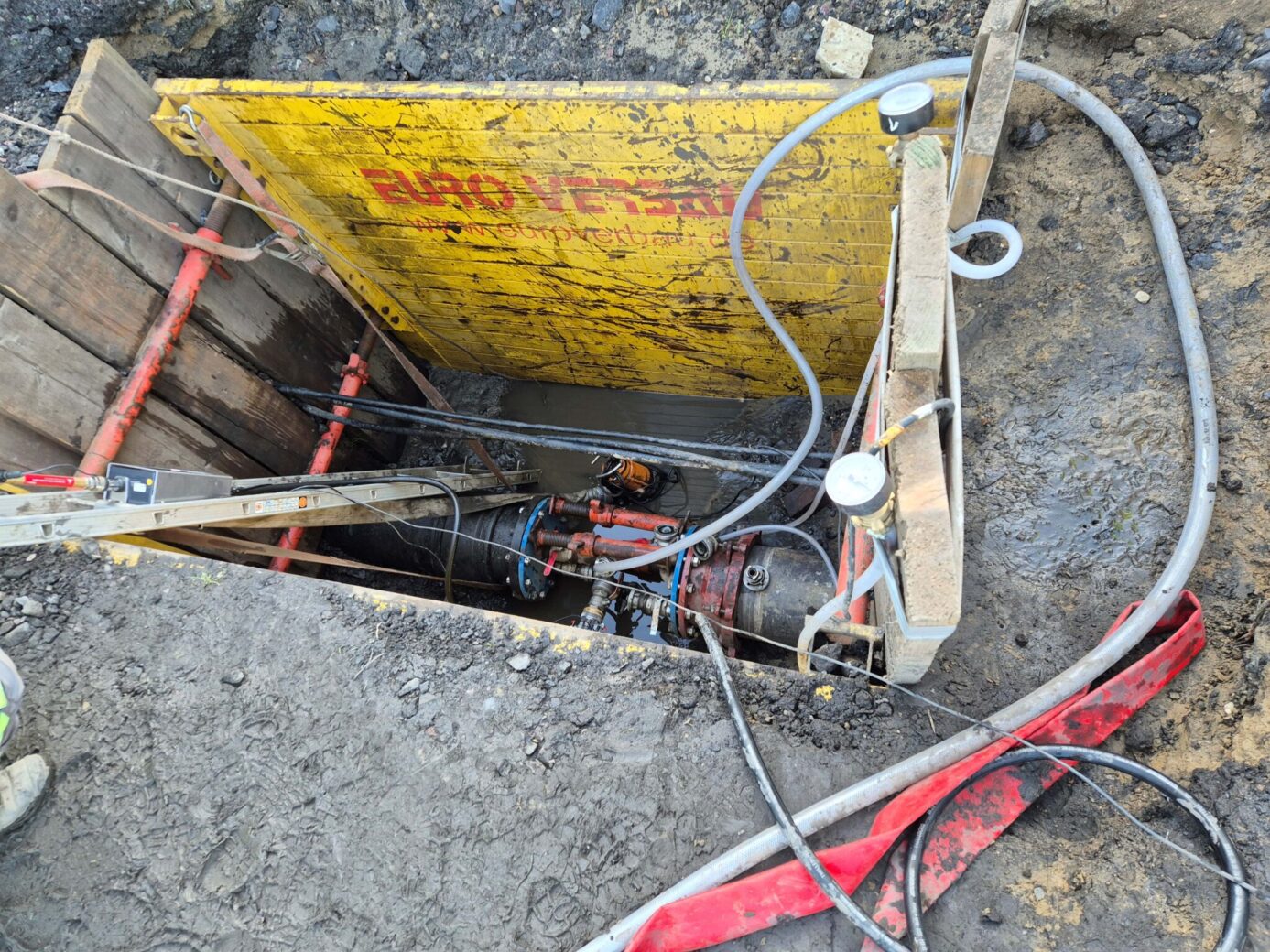 Prueba de presión en una tubería de alcantarillado a presión