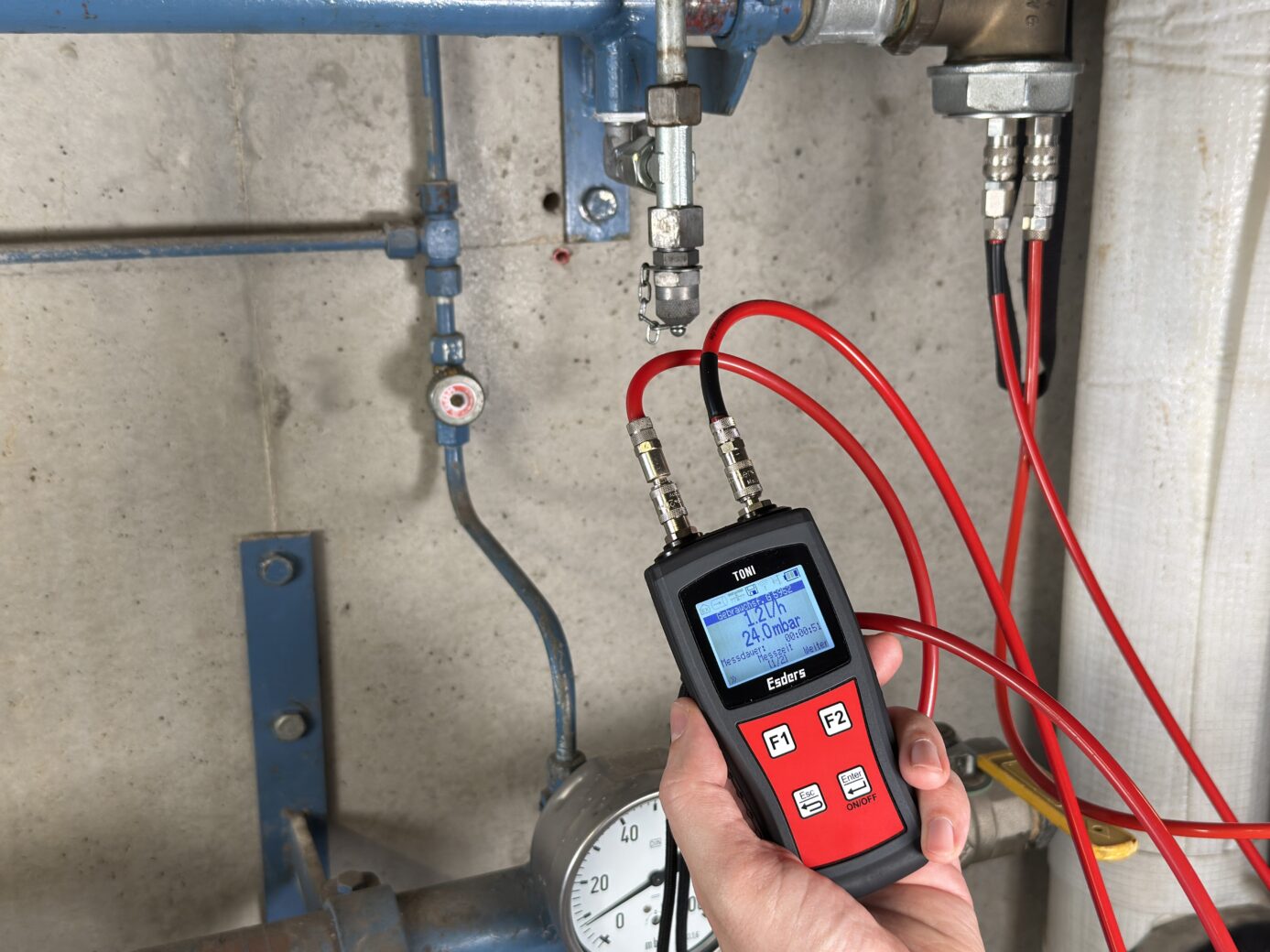 TONI FlowTest conectado a una instalación de gas realizando una medición de caudal