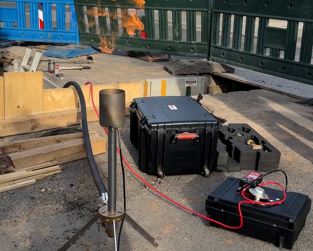 Uso de la antorcha de gas portátil M para el desmantelamiento de una tubería de gas
