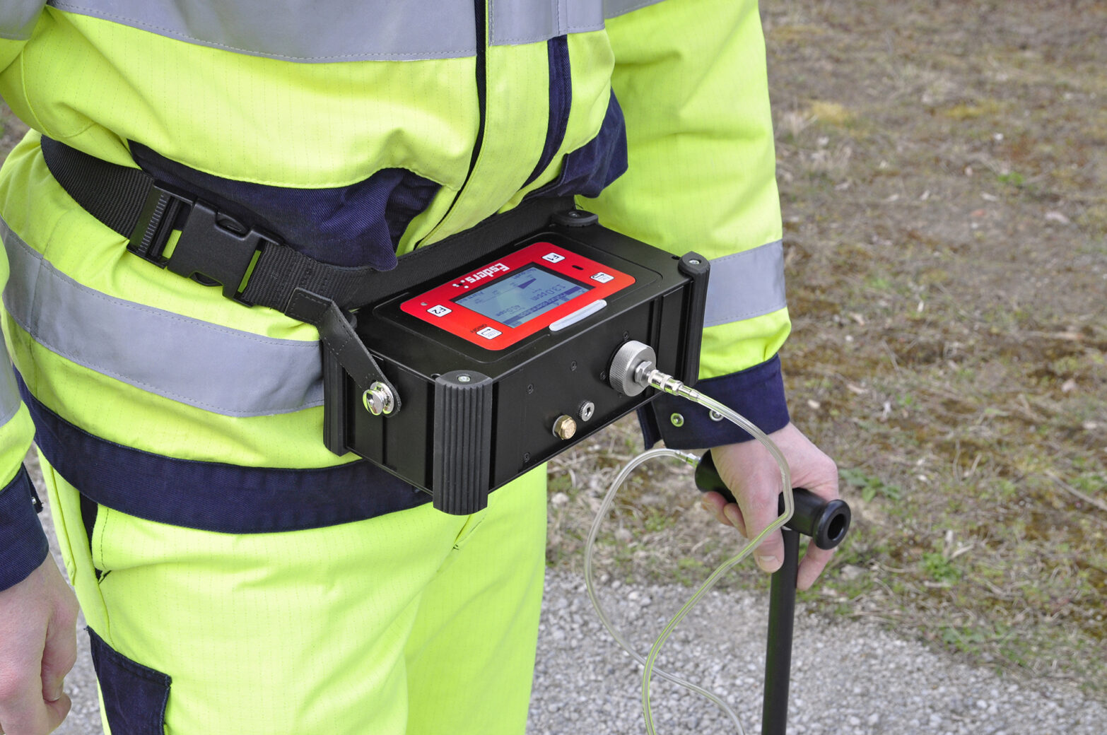 Detector de fugas de gas Laser HUNTER siendo usada con una sonda de campana para detectar una fuga de gas