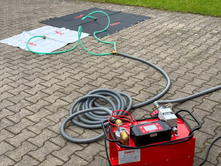 Dispositivo de extracción Vakumobil de Esders utilizándose para la cuantificación de emisiones de metano subterráneas con la ayuda de sondas de embolsado